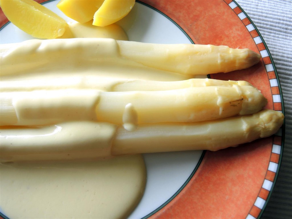Leichte Sauce Hollandaise perfekt zu Spargel Chilirosen