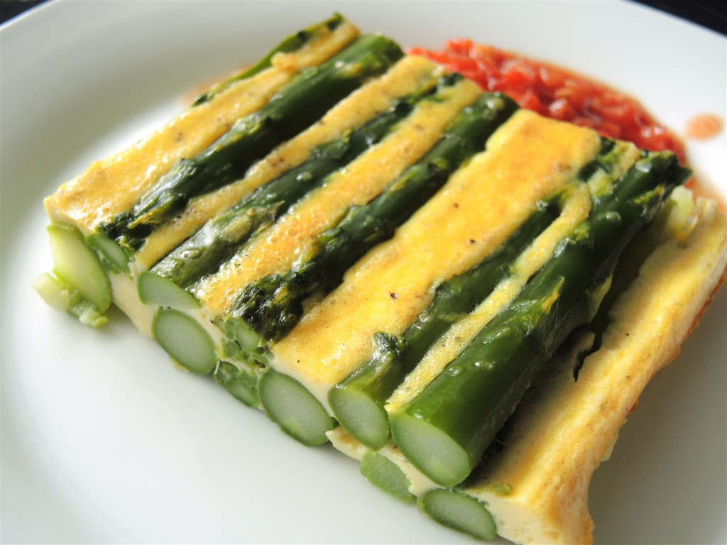 Spargel-Frittata mit Tomatenvinaigrette - Chilirosen