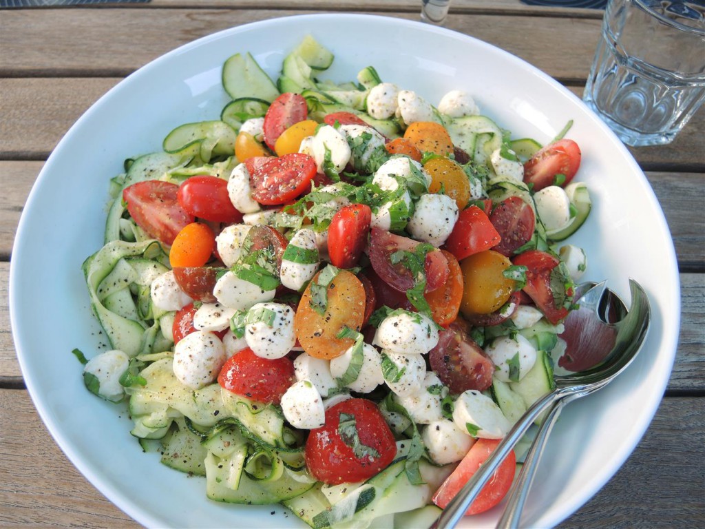 Zucchini-Tomaten-Salat mit Mozzarella - Chilirosen