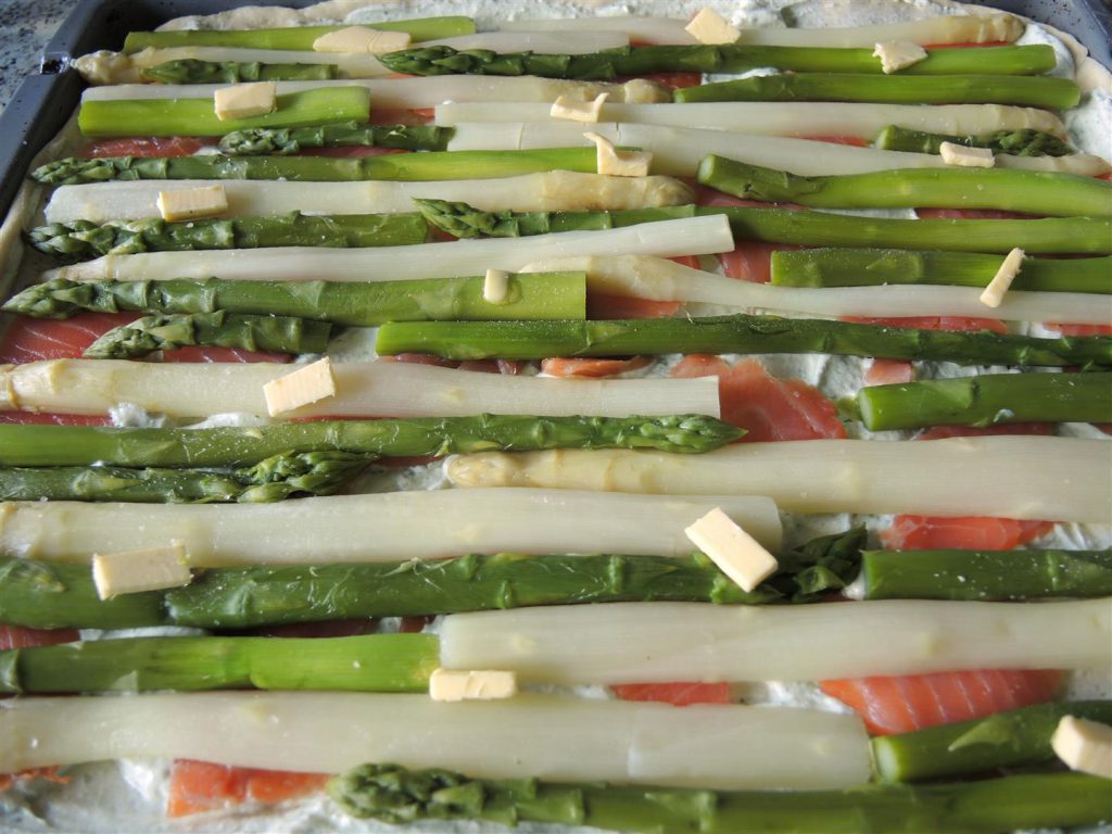 Spargelpizza mit Räucherlachs - Chilirosen