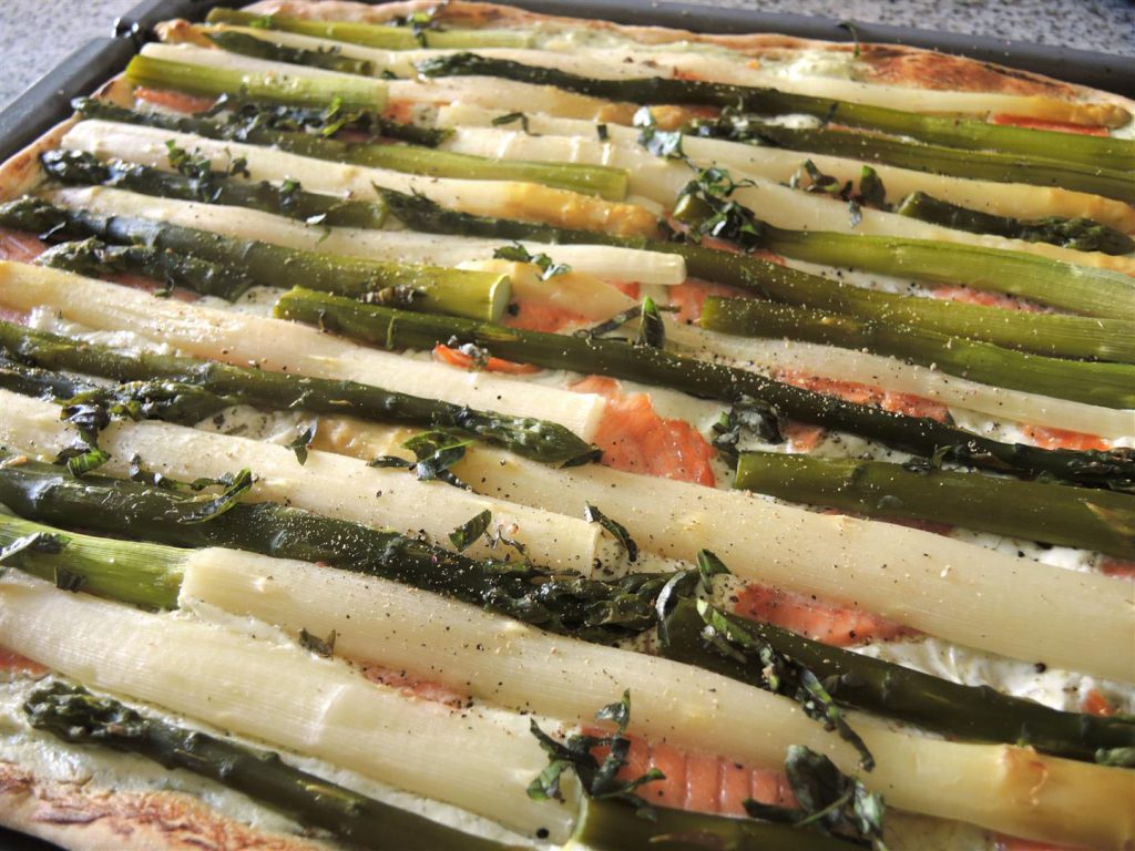 Spargelpizza mit Räucherlachs - Chilirosen