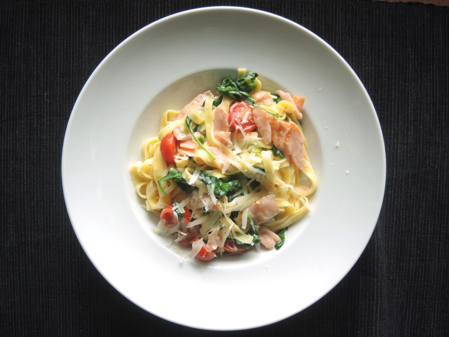 Tagliatelle mit Räucherlachs und Spinat - megaschnell - Chilirosen