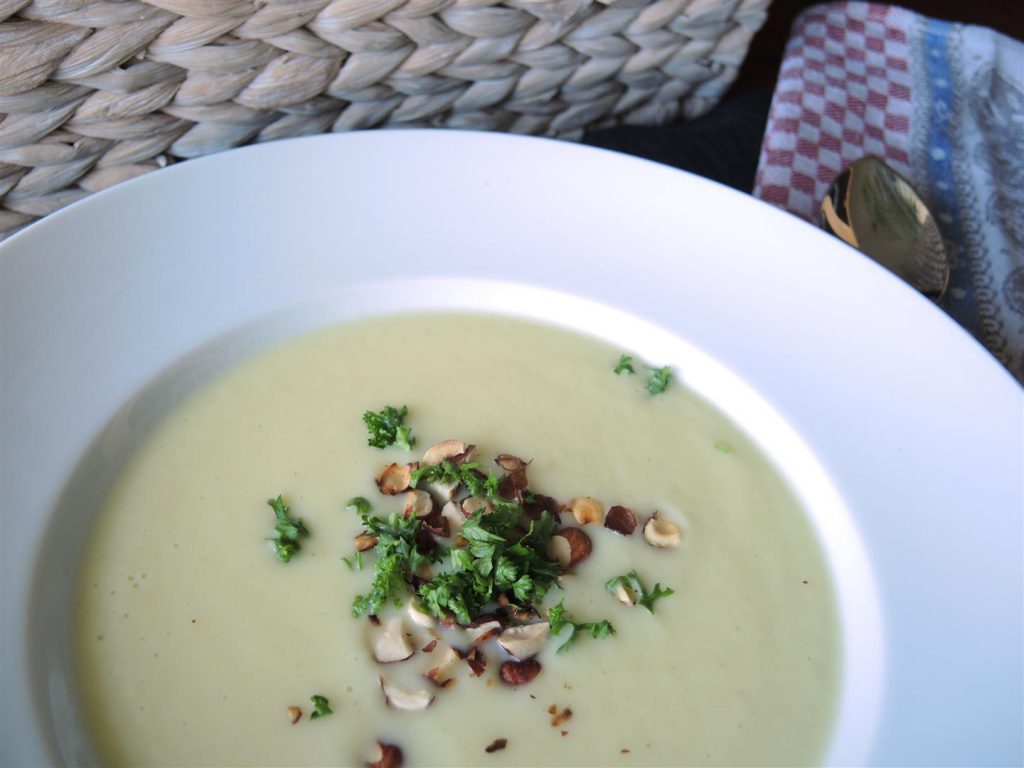 Petersilienwurzel-Pastinaken-Suppe aus „Wintergerichte aus dem ...
