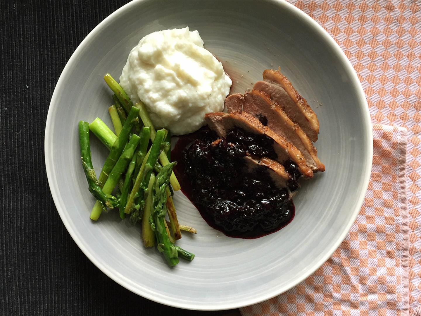 Entenbrust mit Heidelbeersoße und gebratenem grünen Spargel -low carb ...