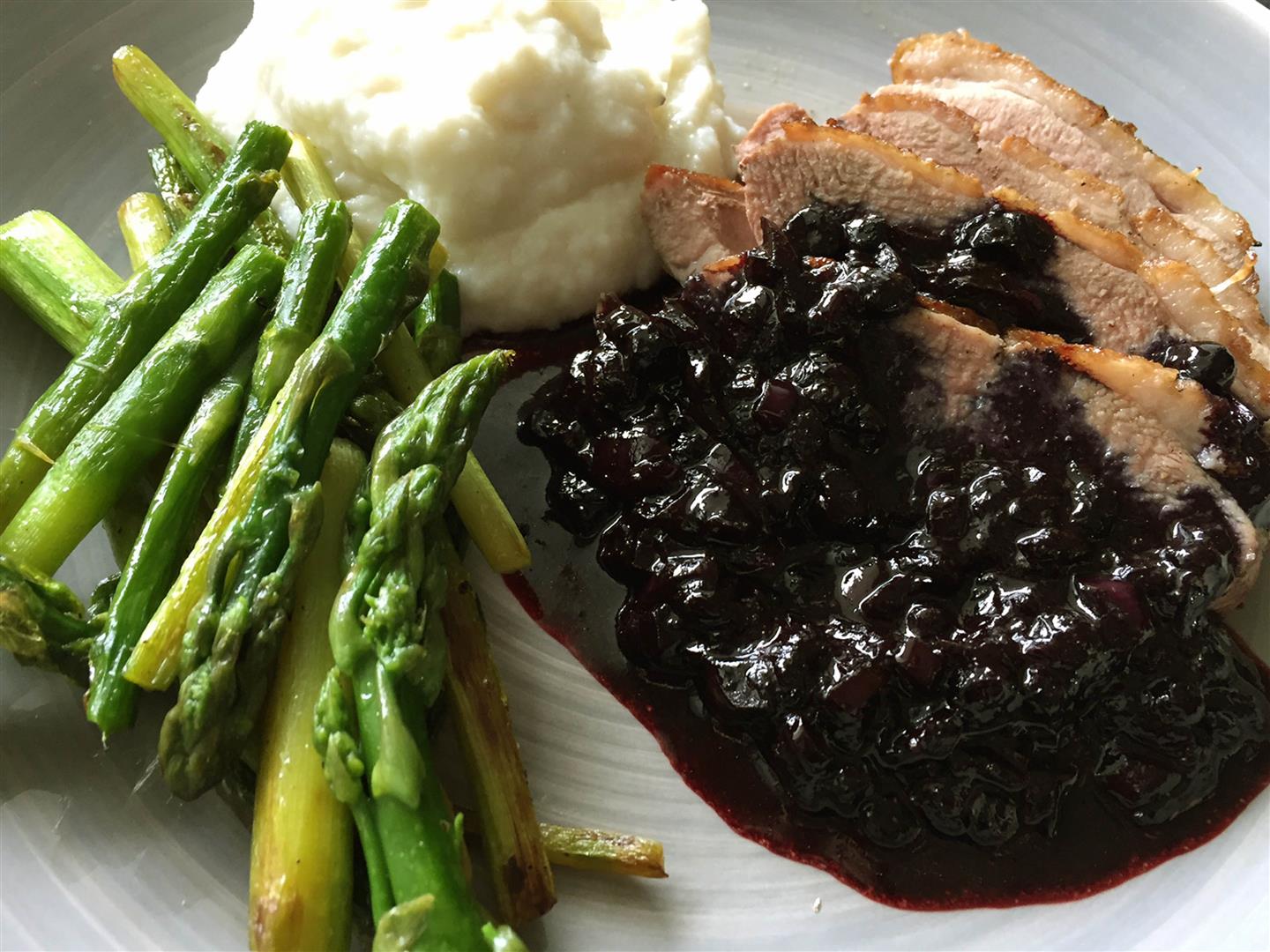 Entenbrust mit Heidelbeersoße und gebratenem grünen Spargel -low carb ...