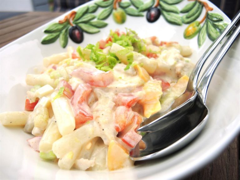 Spargel-Hähnchensalat mit Mango - Chilirosen
