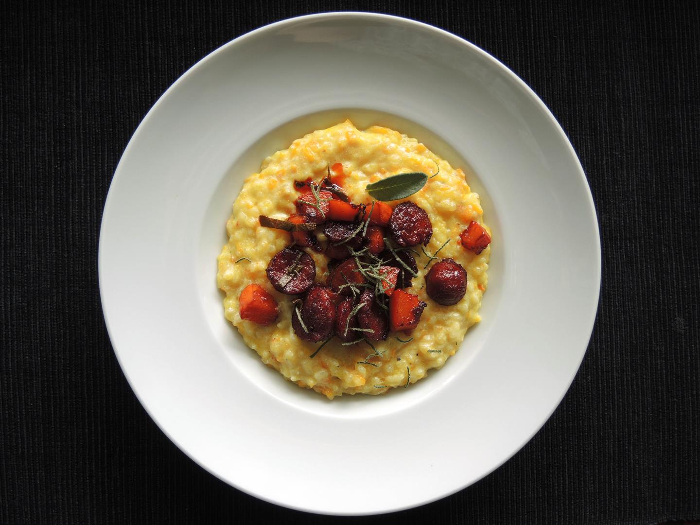 Kürbisrisotto mit gebratener Chorizo - Chilirosen