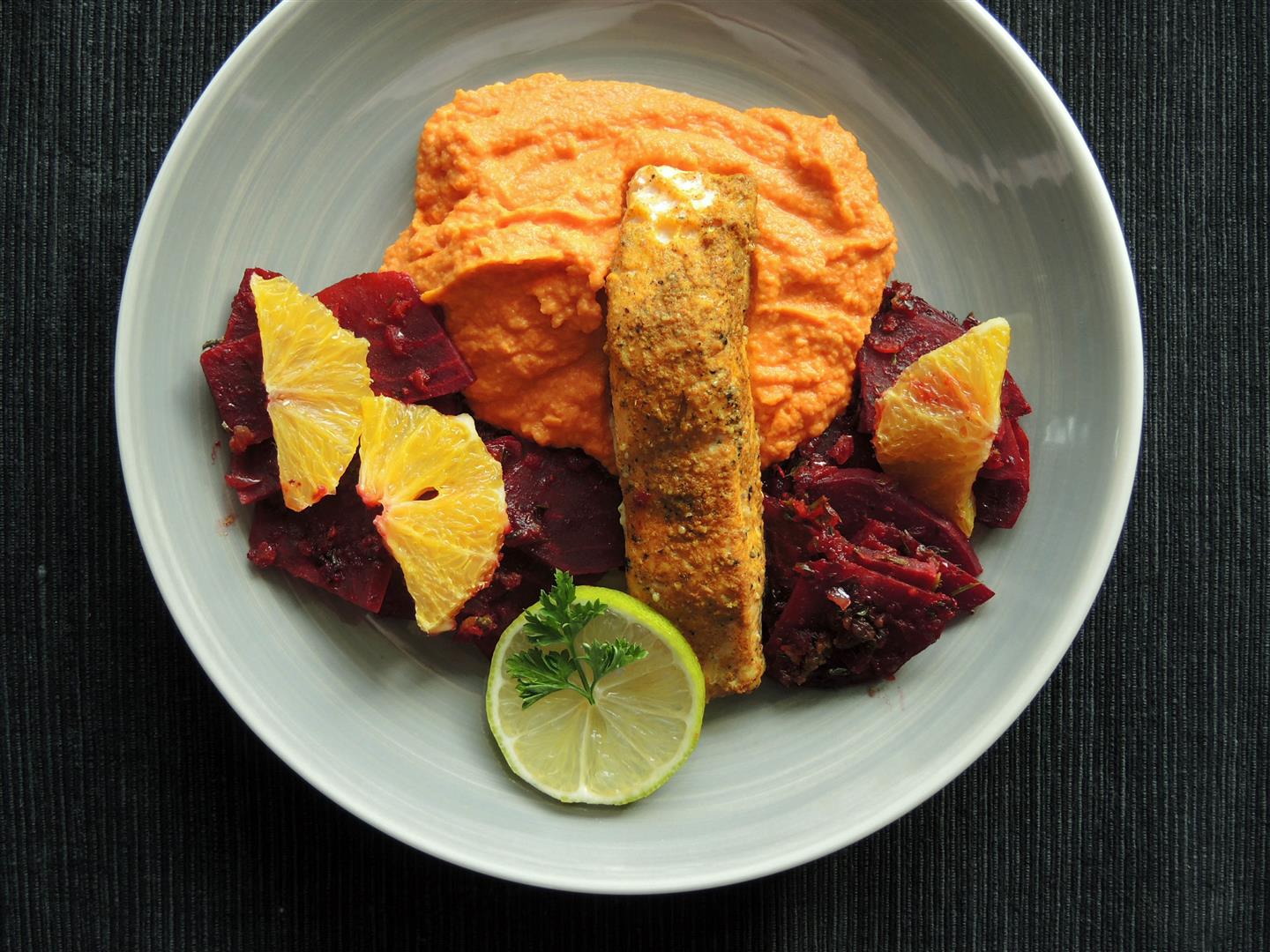Lachs auf Rote Bete und Möhrenpüree – low carb - Chilirosen