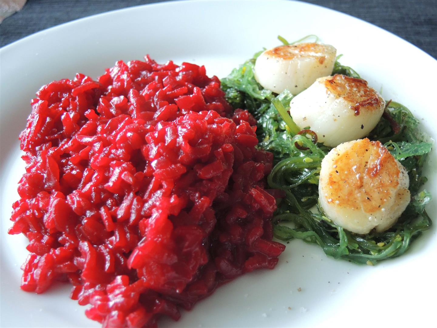 Rote-Bete-Risotto mit Jakobsmuscheln - Chilirosen