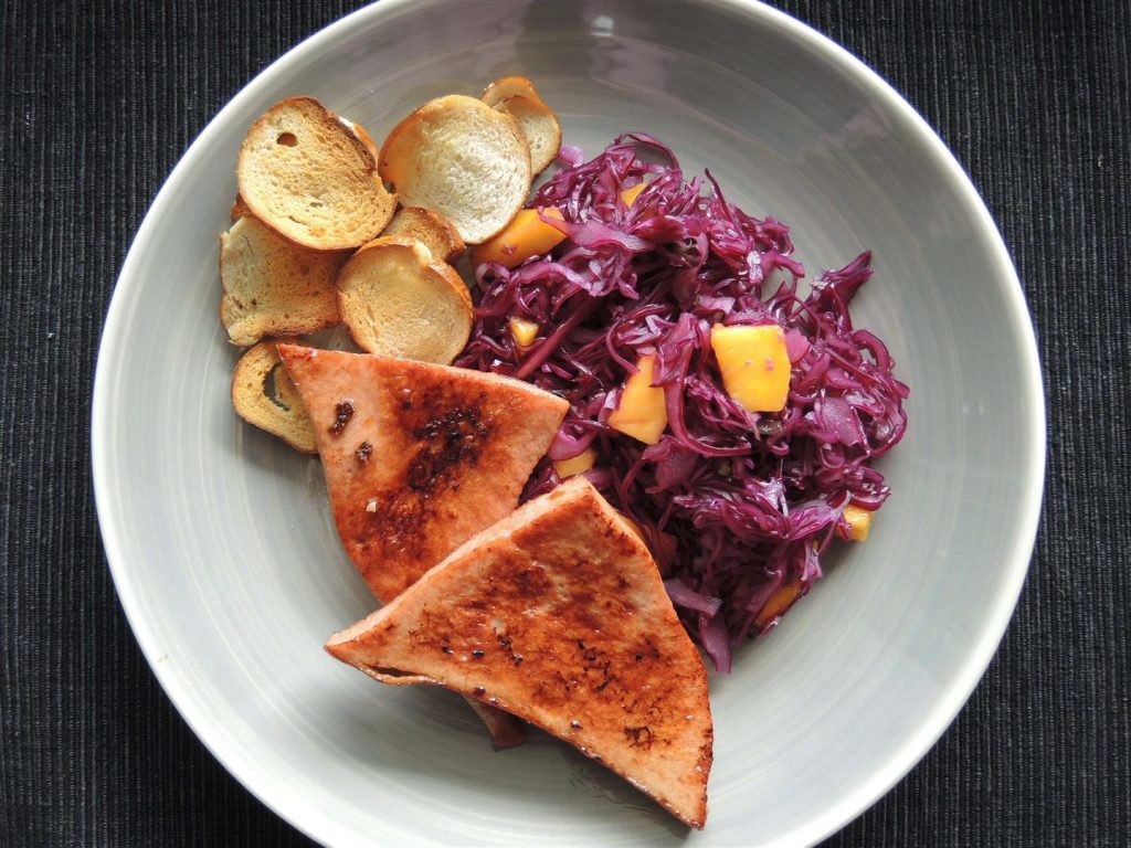 Teriyaki-Leberkäse Mango-Rotkohlsalat