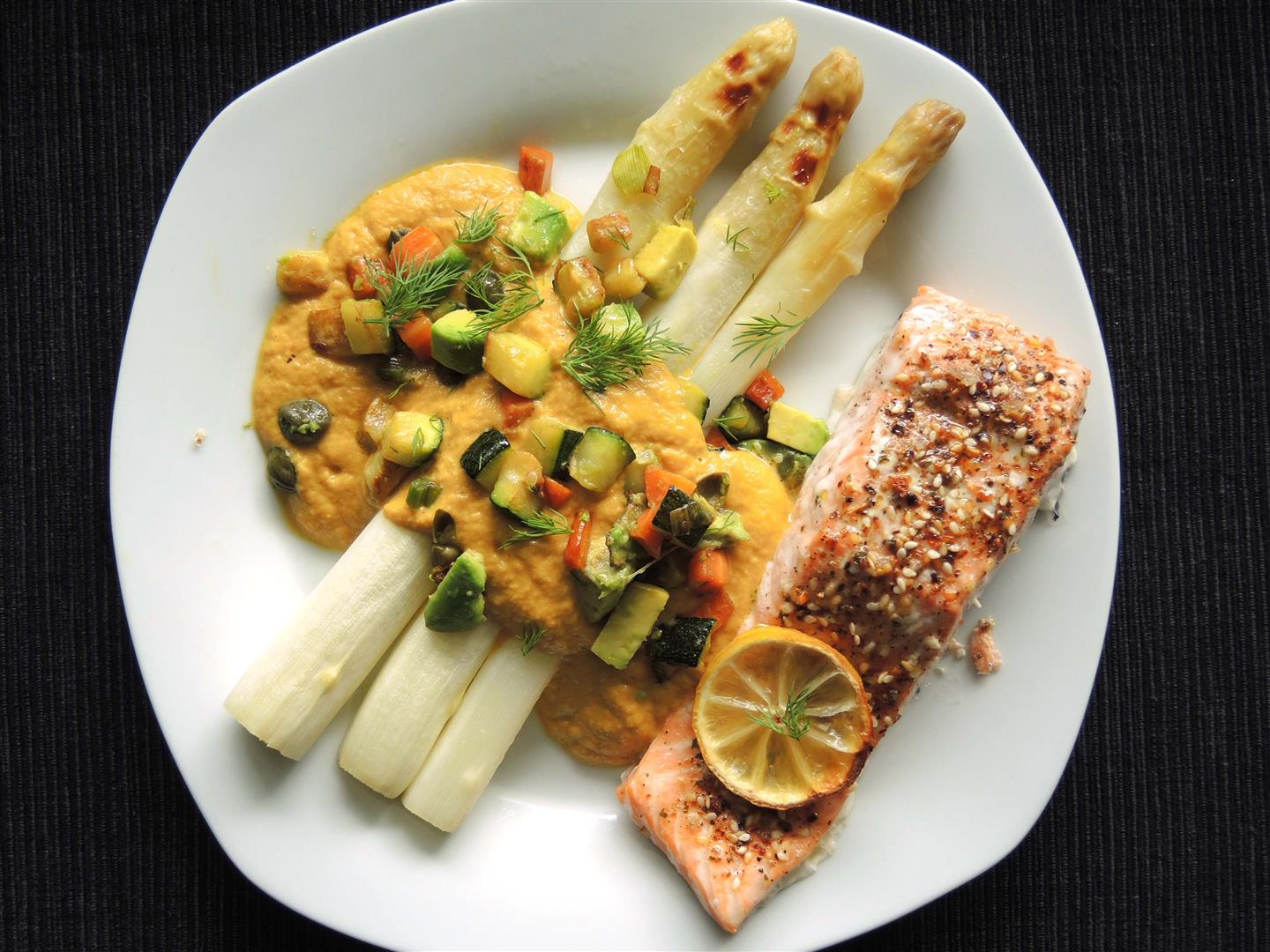 Ofenspargel mit mediterranem Gemüse und Lachs low carb - Chilirosen